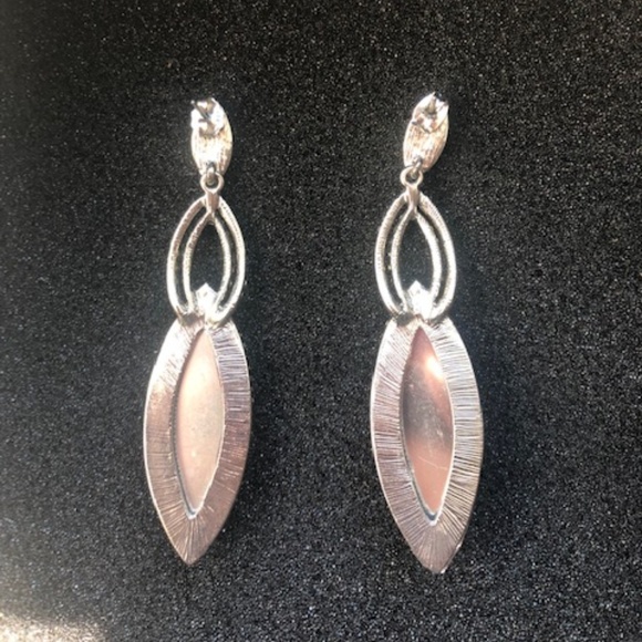 Fashionable Costume Drop Earrings - Picture 3 of 4